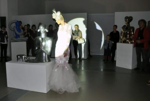 Art meets Fashion, von fraunberg art gallery, Düsseldorf, 2015. Skulpturen von Agata Agatowska und Mode Performance von Modedesignerin aus Düsseldorf - Ruth Heinen, bekannt als Rita Lagune