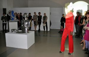 Art meets Fashion, von fraunberg art gallery, Düsseldorf, 2015. Rzeźba - Agata Agatowska oraz modowy performance projektantki mody z Düsseldorfu - Ruth Heinen, znanej jako Rita Lagune