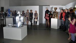 Art meets Fashion, von fraunberg art gallery, Düsseldorf, 2015. Skulpturen von Agata Agatowska und Mode Performance von Modedesignerin aus Düsseldorf - Ruth Heinen, bekannt als Rita Lagune