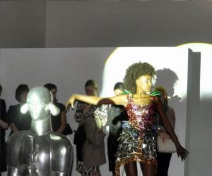 Art meets Fashion, von fraunberg art gallery, Düsseldorf, 2015. Skulpturen von Agata Agatowska und Mode Performance von Modedesignerin aus Düsseldorf - Ruth Heinen, bekannt als Rita Lagune
