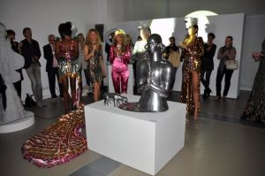 Art meets Fashion, von fraunberg art gallery, Düsseldorf, 2015. Skulpturen von Agata Agatowska und Mode Performance von Modedesignerin aus Düsseldorf - Ruth Heinen, bekannt als Rita Lagune