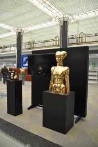 Deutsche Bank, Königsallee 45-47, Düsseldorf, Niemcy, 2015. Projekt powstał we współpracy von fraunberg art gallery oraz Ulla Blennemann Innenarchitektur. Rzeźba - Agata Agatowska.