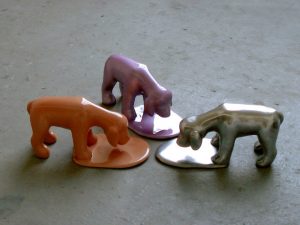 Hund mit Pfütze ,2010-2012, 38x19cm, Mastic, Lack, Aluminium